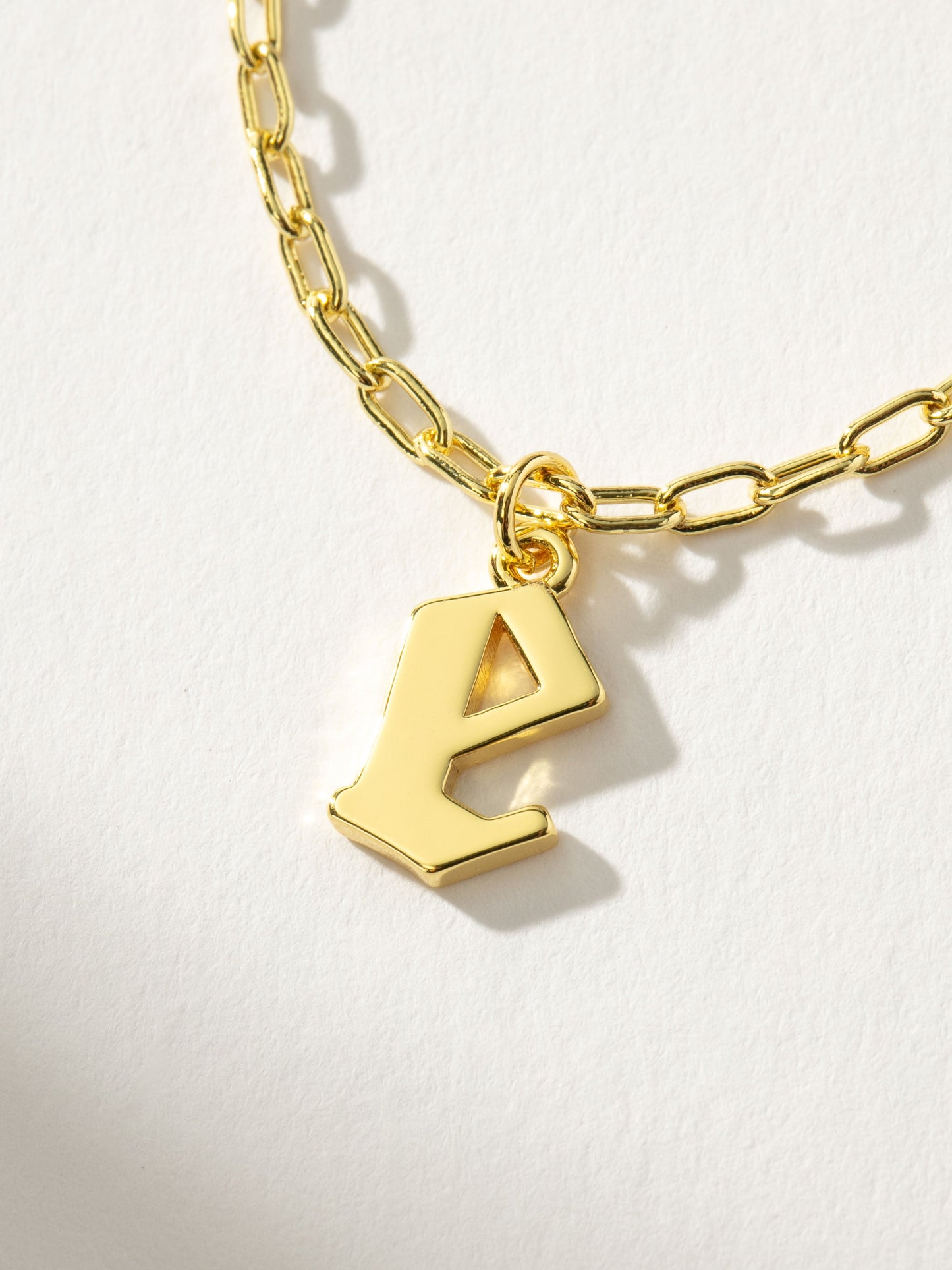 Collier pendentif initial gothique