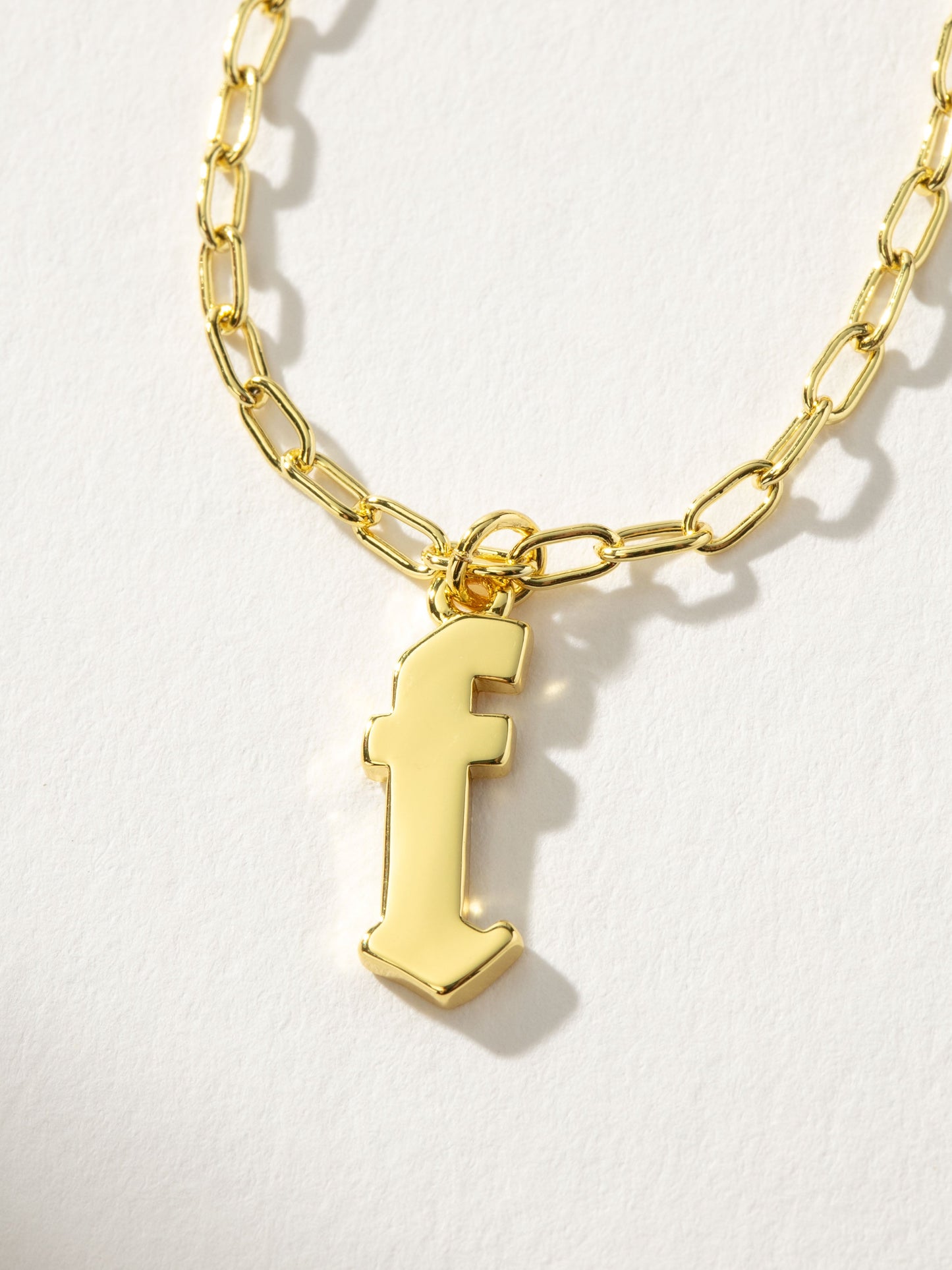 Collier pendentif initial gothique