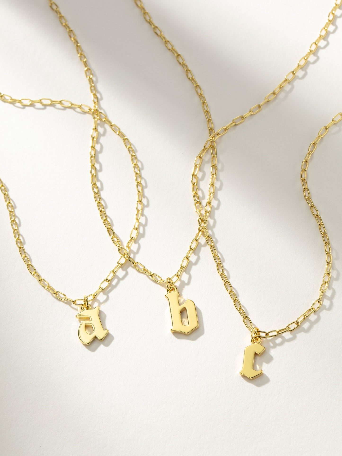 Collier pendentif initial gothique