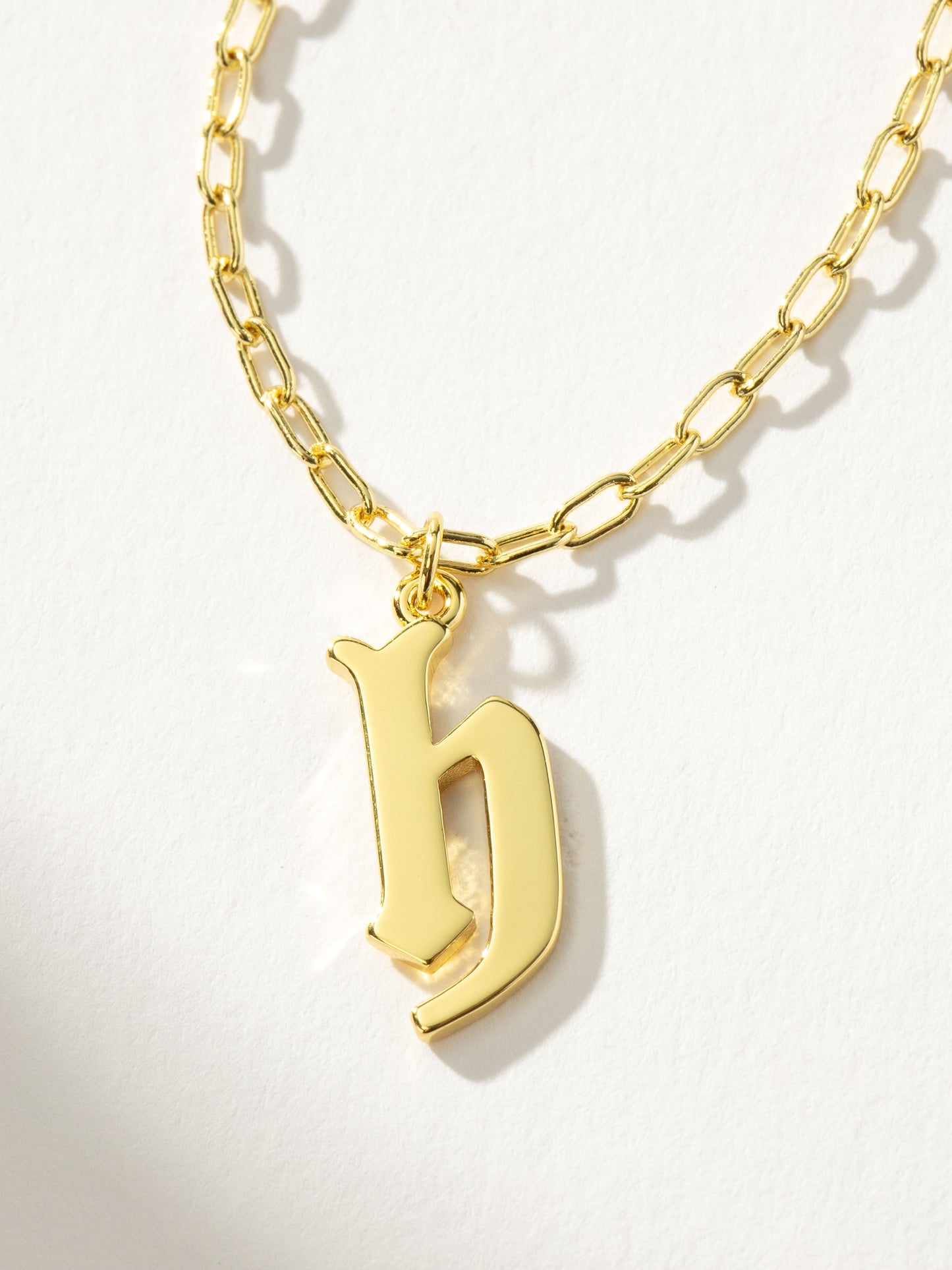 Collier pendentif initial gothique