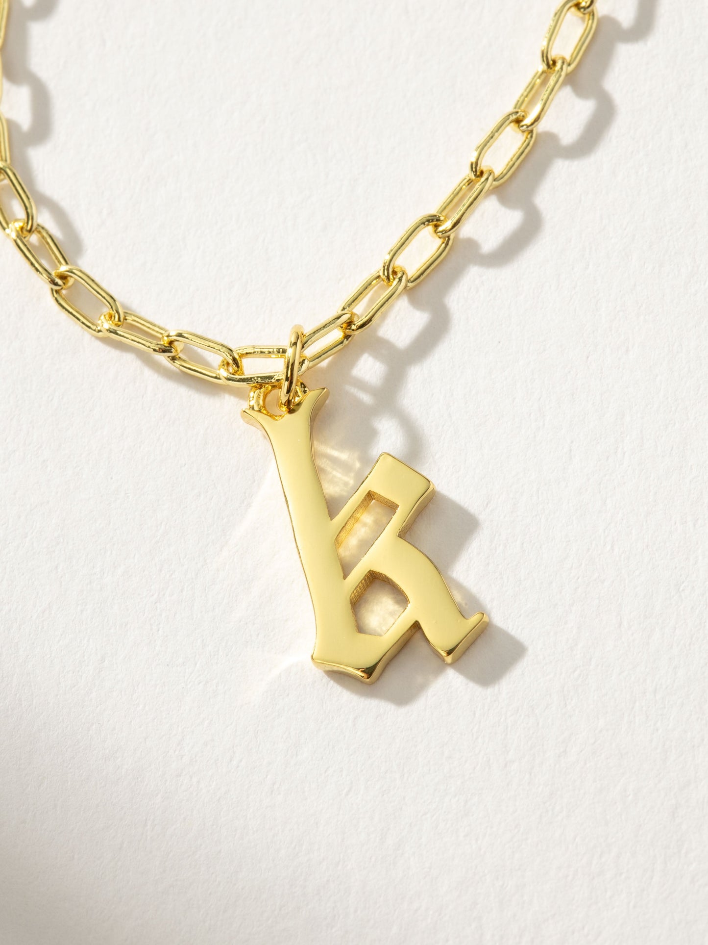 Collier pendentif initial gothique