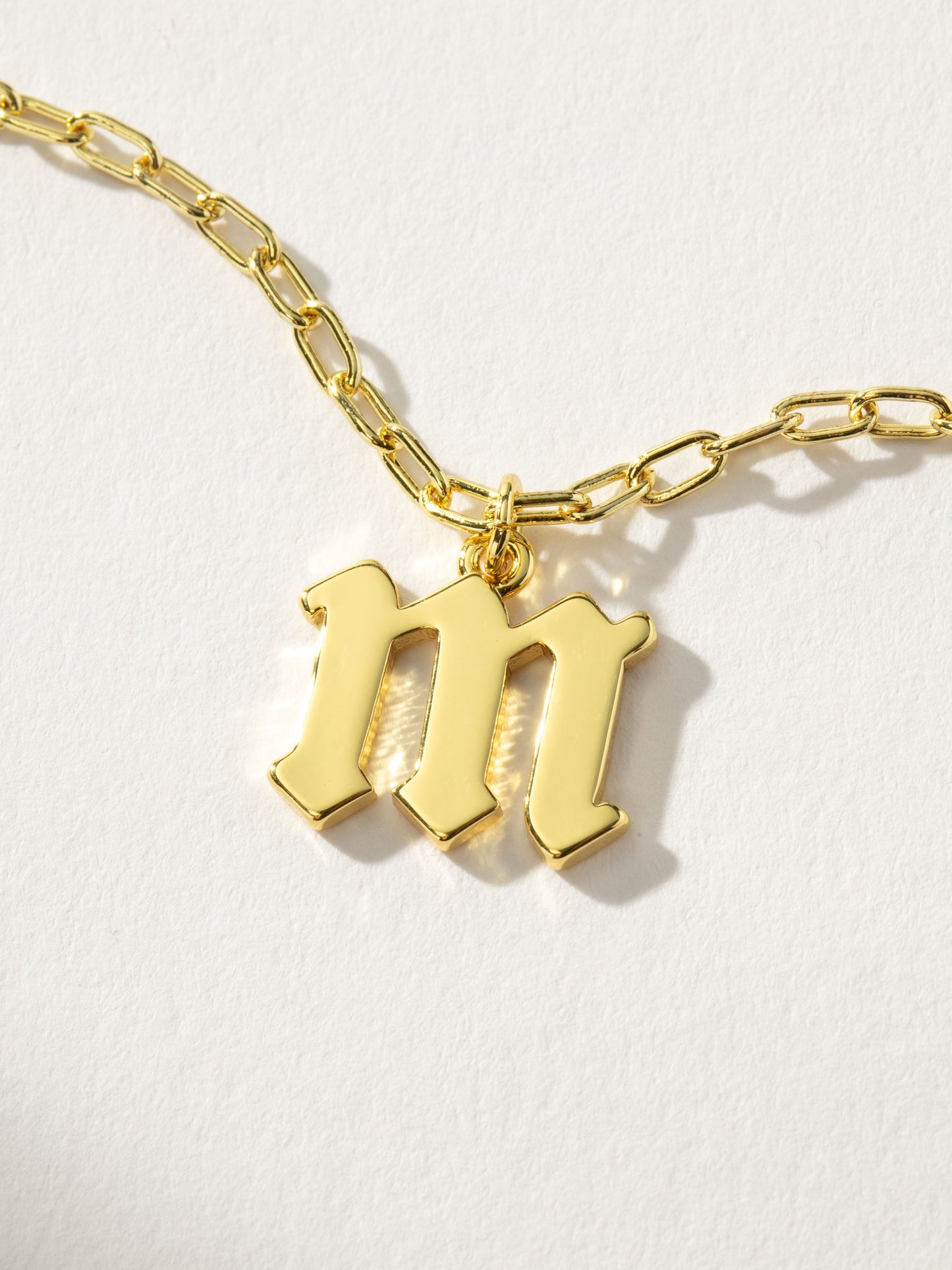 Collier pendentif initial gothique