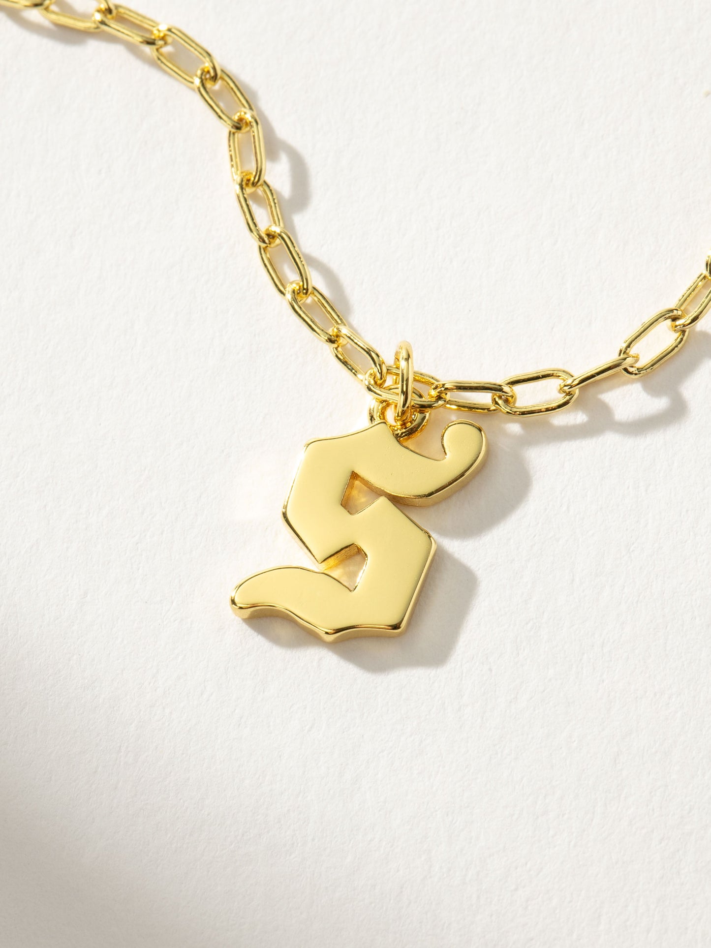 Collier pendentif initial gothique