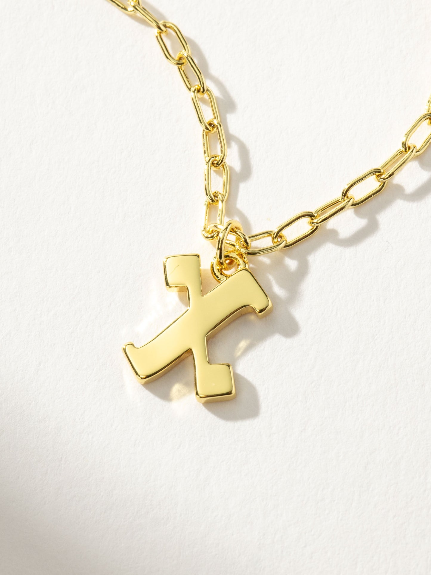 Collier pendentif initial gothique