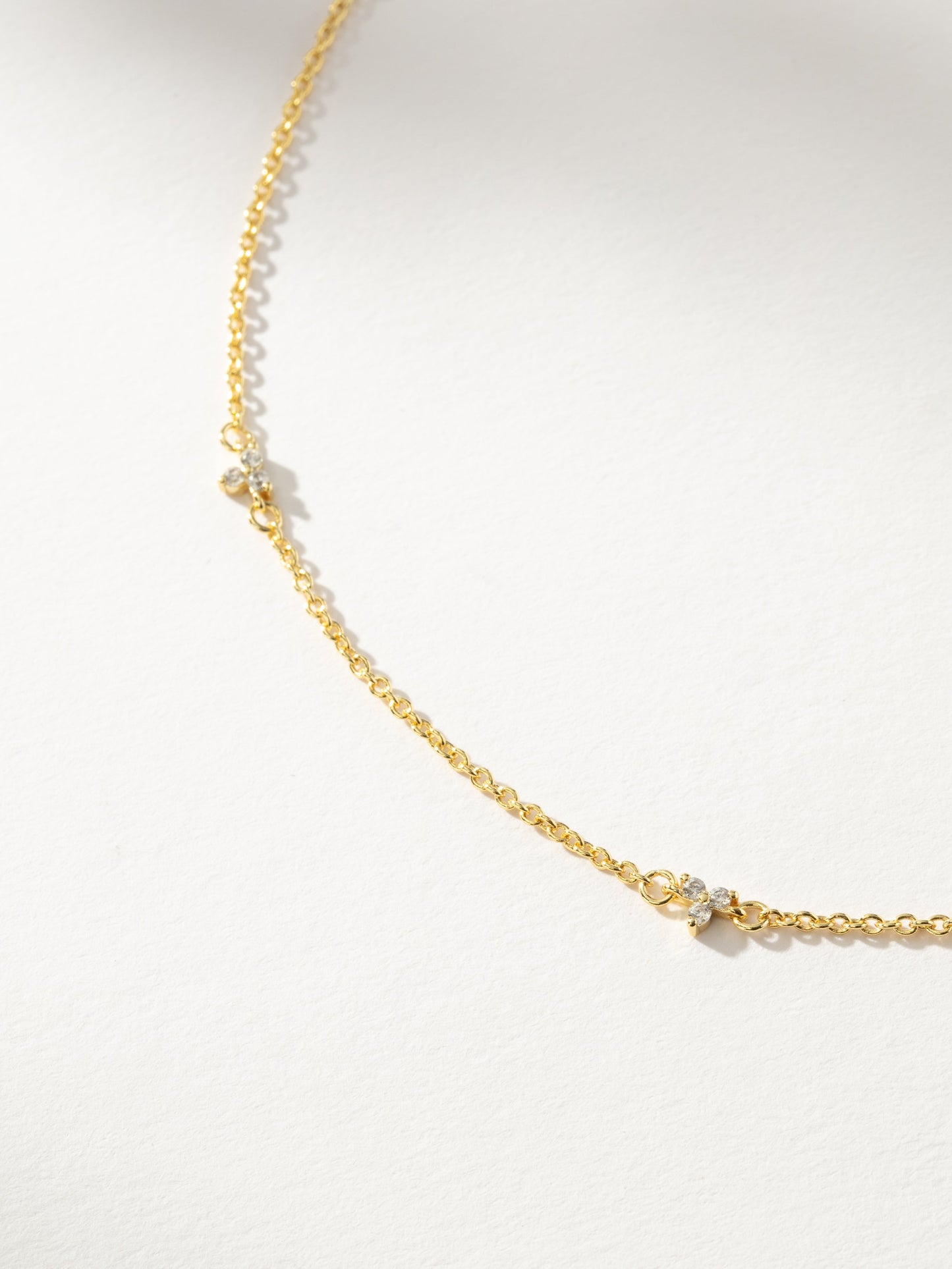Collier chaîne délicat en fleurs