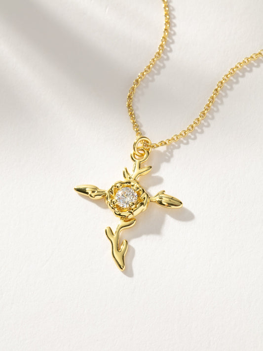 Collier avec pendentif croix rose