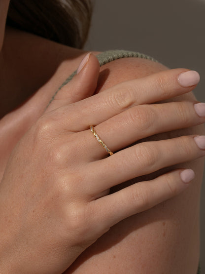 Bague torsadée délicate