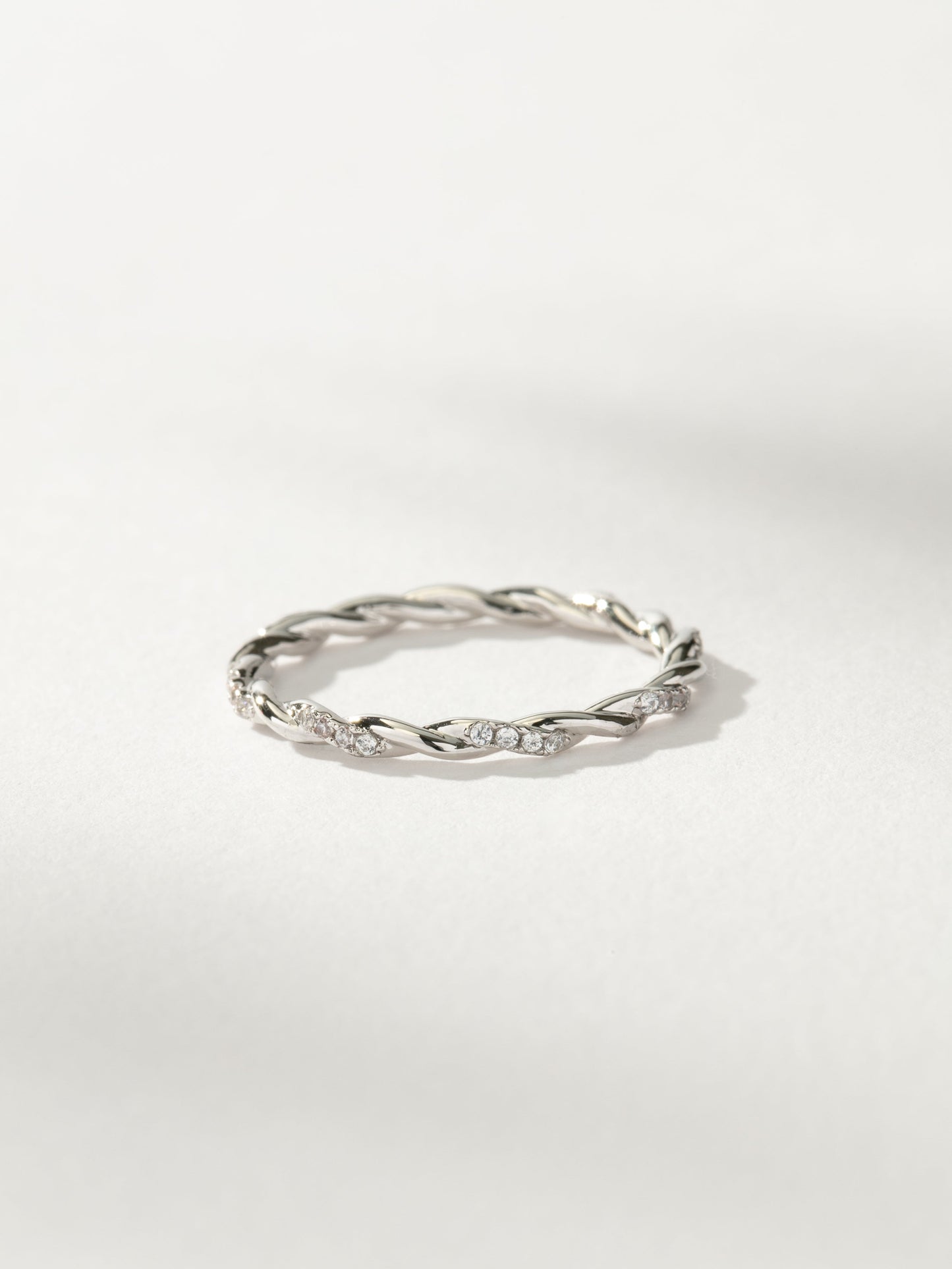 Bague torsadée délicate
