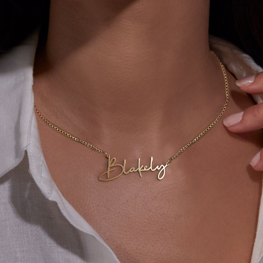 Collier avec nom moderne