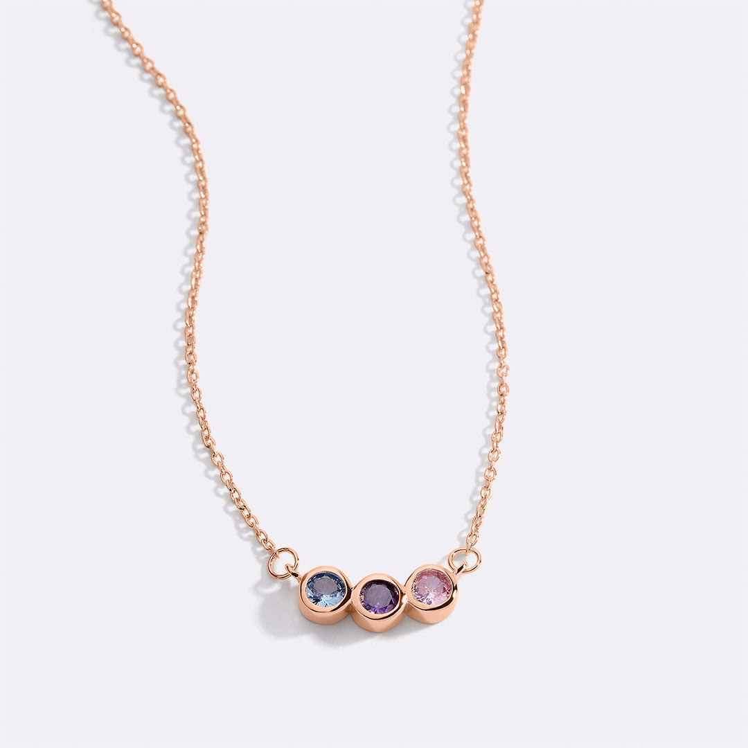 Collier délicat avec pierres de naissance pour la famille