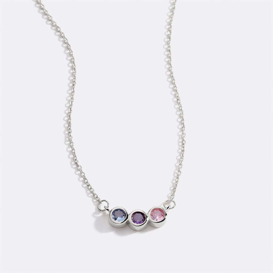 Collier délicat avec pierres de naissance pour la famille