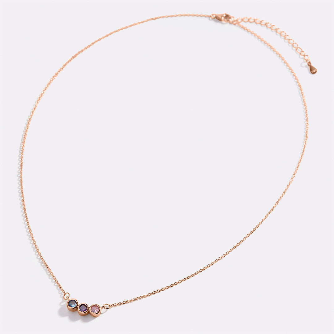 Collier délicat avec pierres de naissance pour la famille