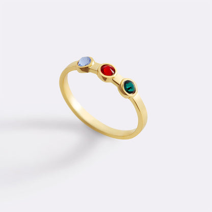 Bague délicate avec 3 pierres de naissance