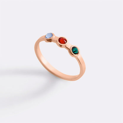 Bague délicate avec 3 pierres de naissance