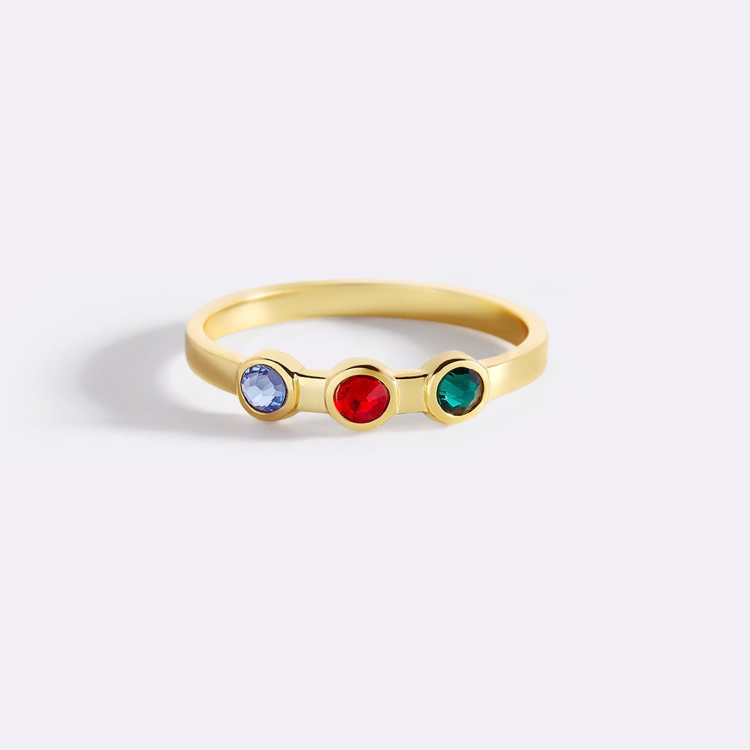 Bague délicate avec 3 pierres de naissance