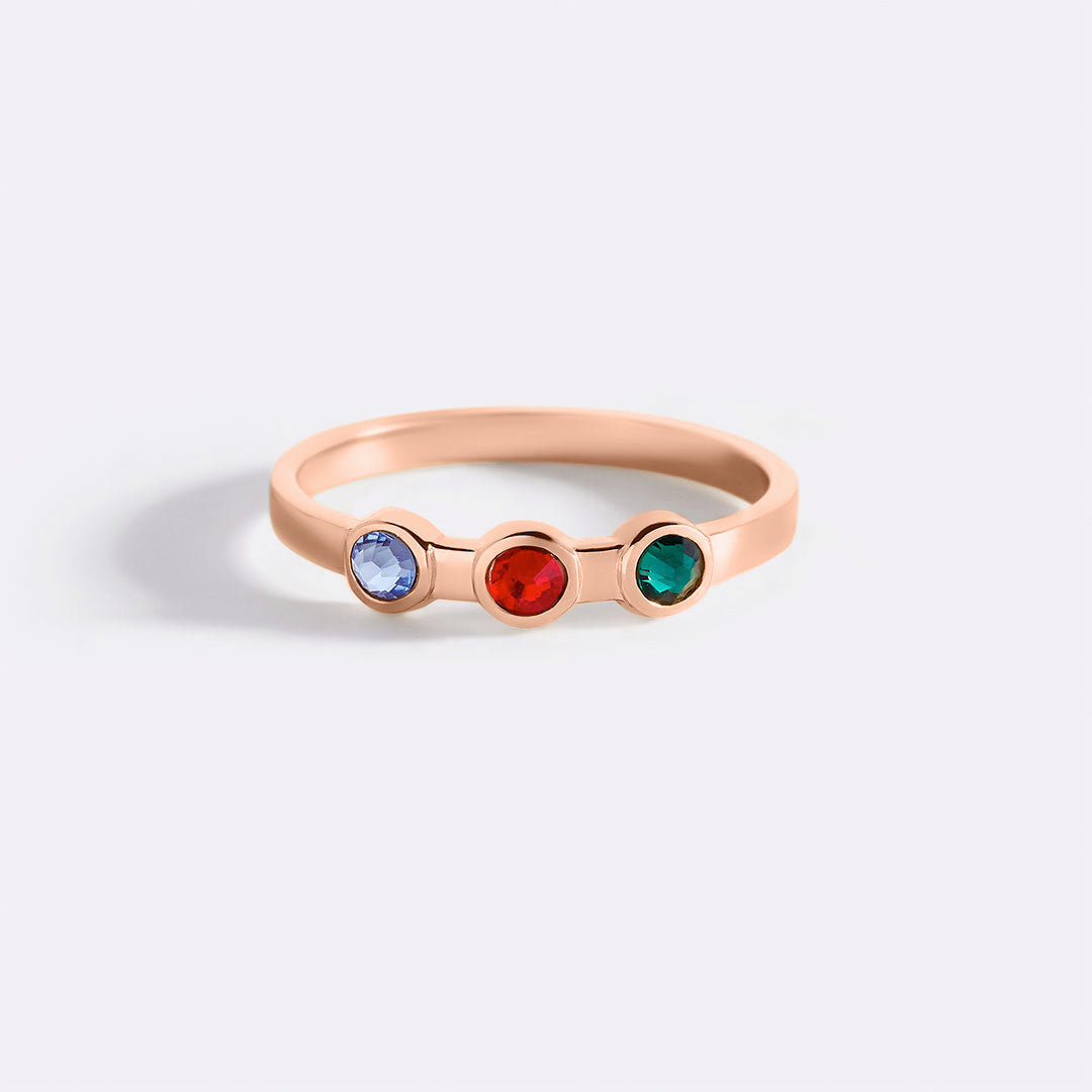 Bague délicate avec 3 pierres de naissance