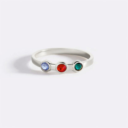Bague délicate avec 3 pierres de naissance