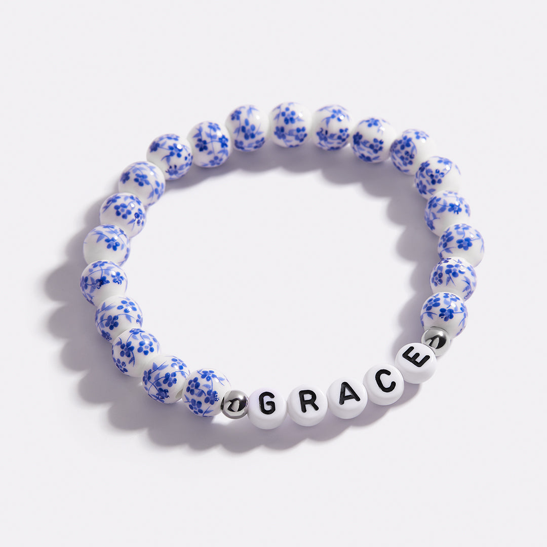 Bracelet personnalisé en porcelaine bleue avec perles florales et prénom