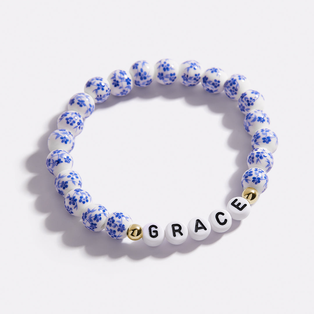Bracelet personnalisé en porcelaine bleue avec perles florales et prénom