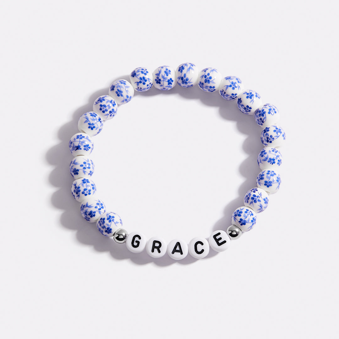 Bracelet personnalisé en porcelaine bleue avec perles florales et prénom
