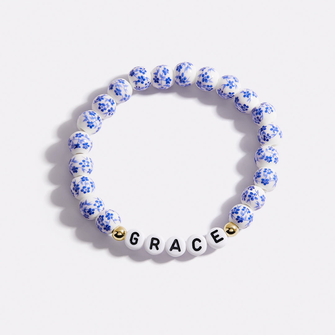 Bracelet personnalisé en porcelaine bleue avec perles florales et prénom