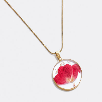 Collier de fleurs de naissance pressées