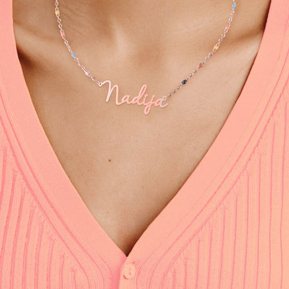 Collier de perles colorées avec nom de fée