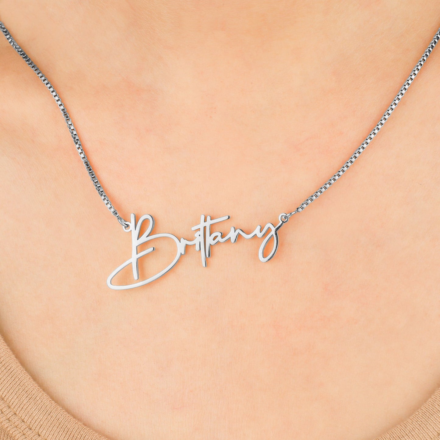 Collier avec nom moderne
