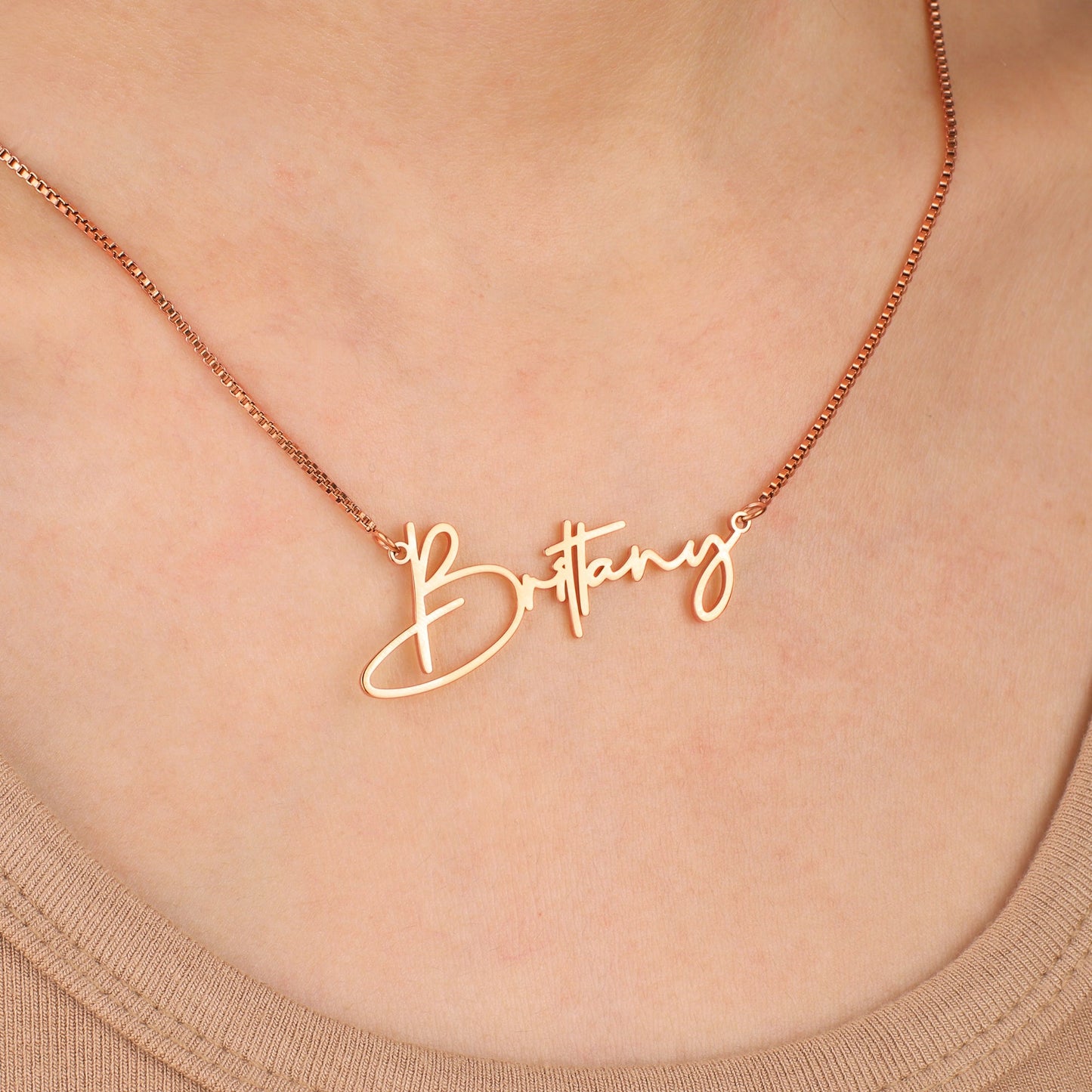 Collier avec nom moderne
