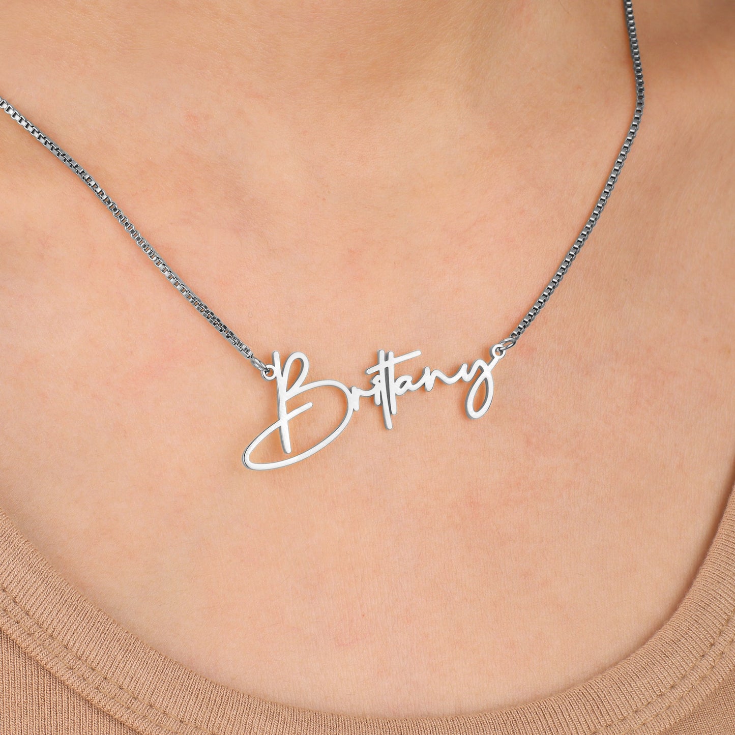 Collier avec nom moderne
