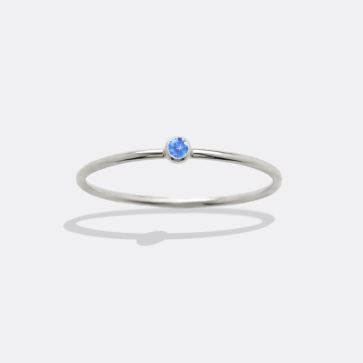 Alliance minimaliste avec pierres de naissance serties