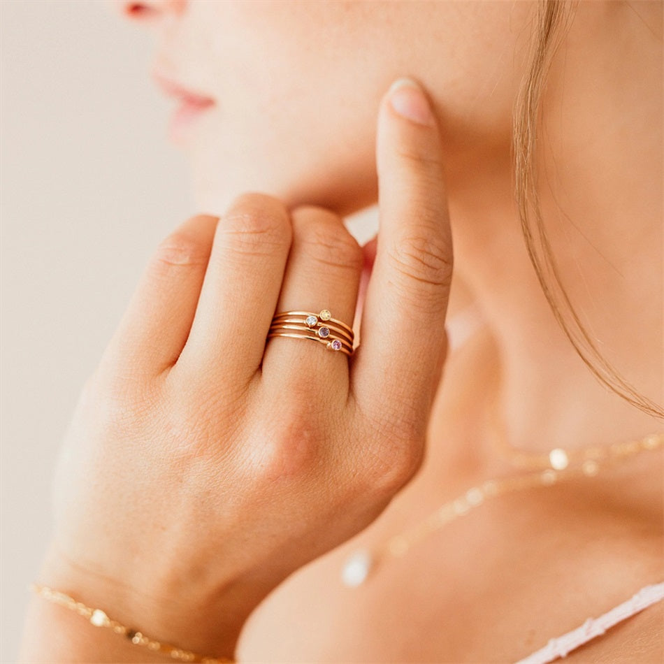 Bague minimaliste à empiler avec pierres de naissance | Bague sertie clos