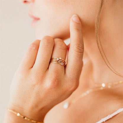 Bague minimaliste à empiler avec pierres de naissance | Bague sertie clos