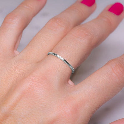 Bague empilable en diamants délicats