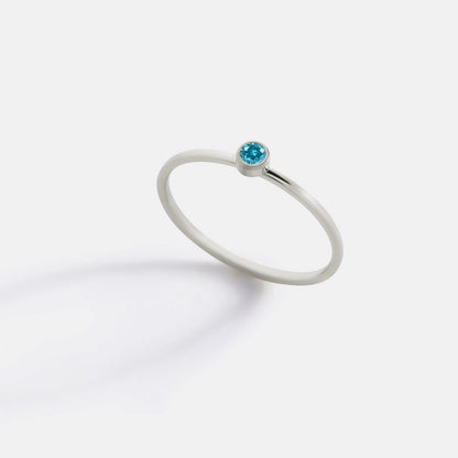 Bague minimaliste à empiler avec pierres de naissance | Bague sertie clos