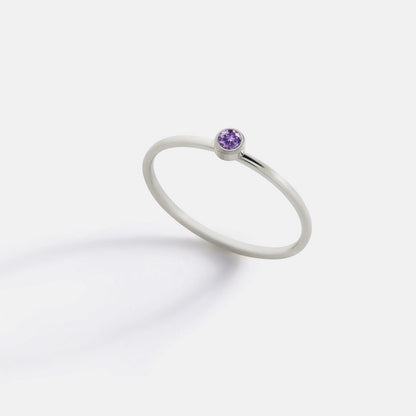 Bague minimaliste à empiler avec pierres de naissance | Bague sertie clos
