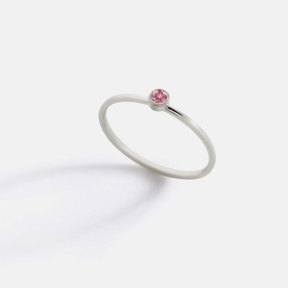Bague minimaliste à empiler avec pierres de naissance | Bague sertie clos