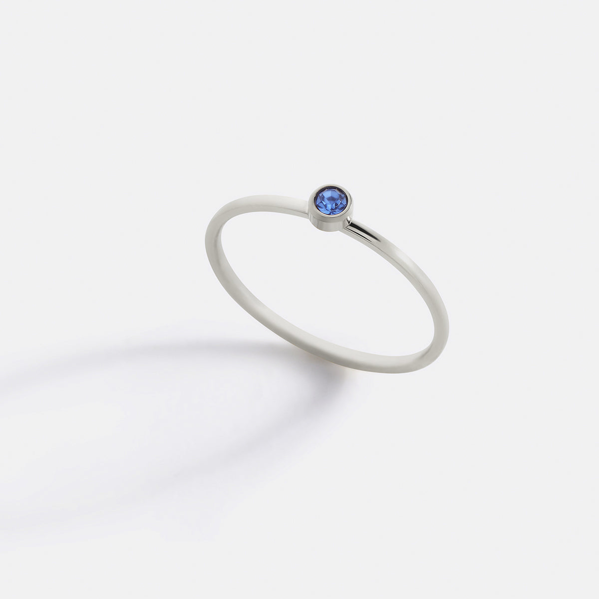 Bague minimaliste à empiler avec pierres de naissance | Bague sertie clos