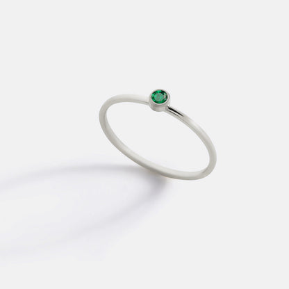Bague minimaliste à empiler avec pierres de naissance | Bague sertie clos