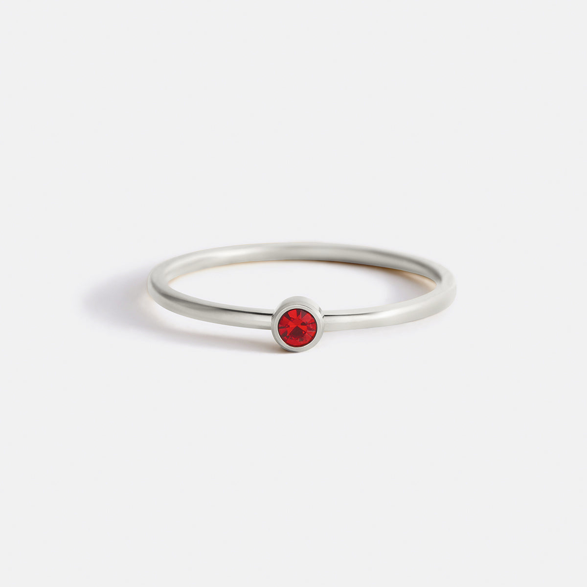 Bague minimaliste à empiler avec pierres de naissance | Bague sertie clos