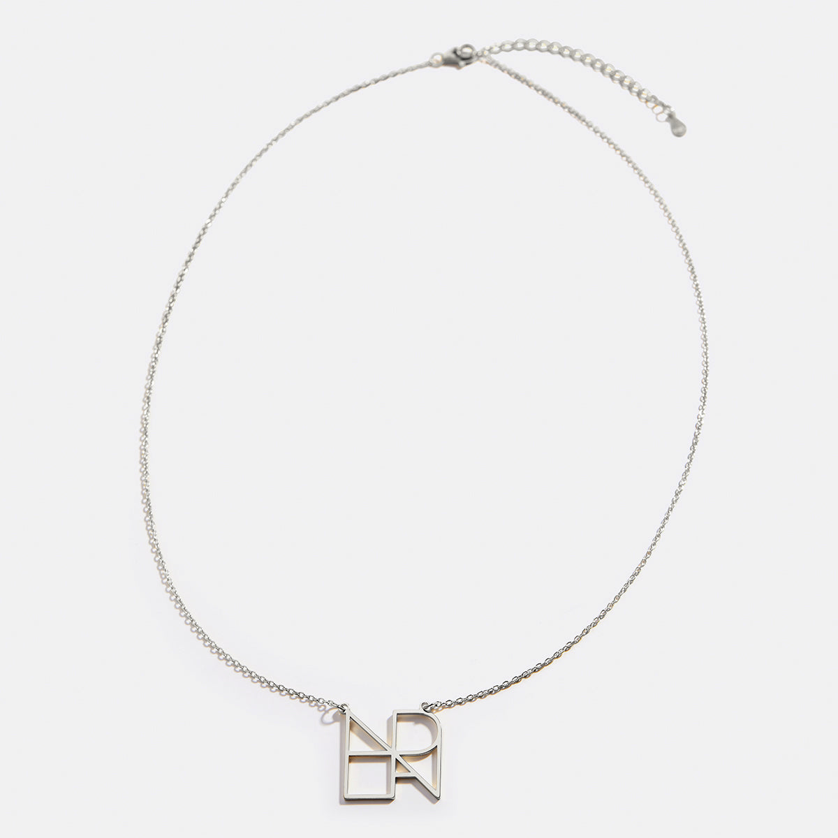 Collier minimaliste avec nom et monogramme