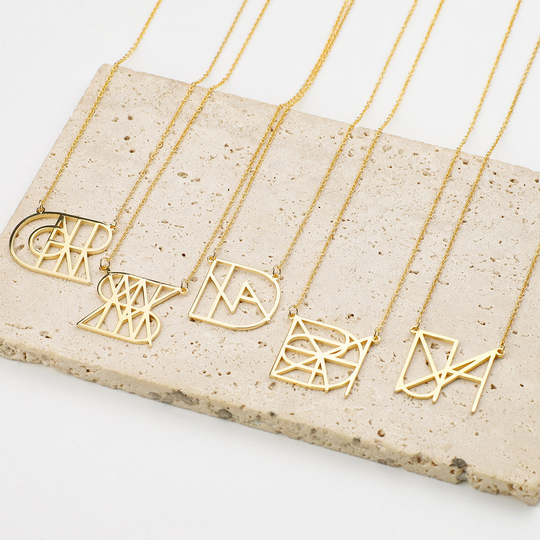 Collier minimaliste avec nom et monogramme