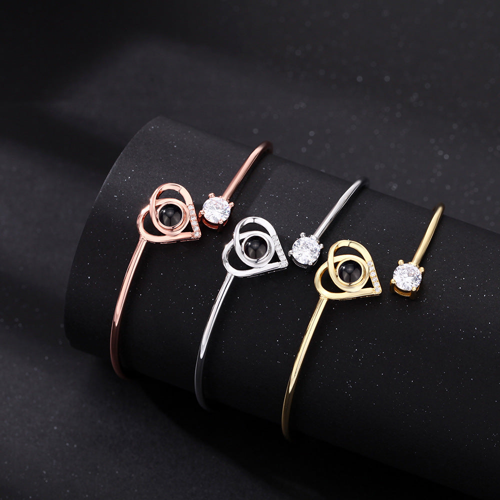 Personalisierter Herz-Armreif mit Foto im Inneren