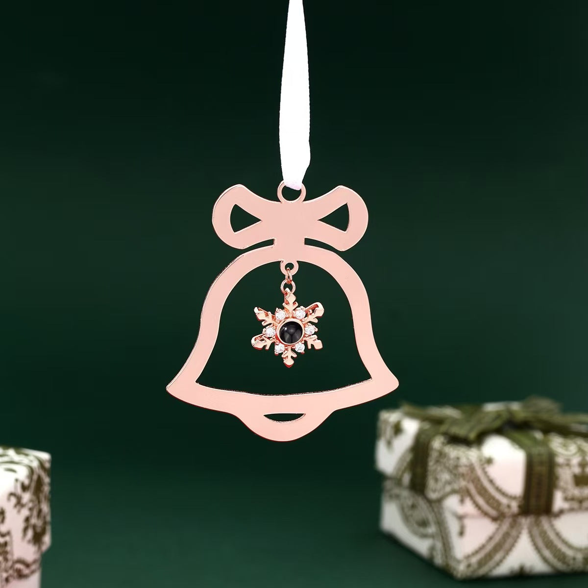 Personalisiertes Weihnachtsglockenornament mit Foto im Inneren