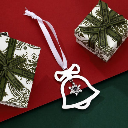 Personalisiertes Weihnachtsglockenornament mit Foto im Inneren