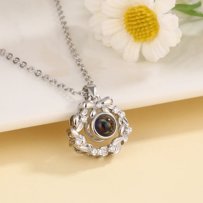 Schmetterlingsgirlanden-Halskette mit verstecktem Foto