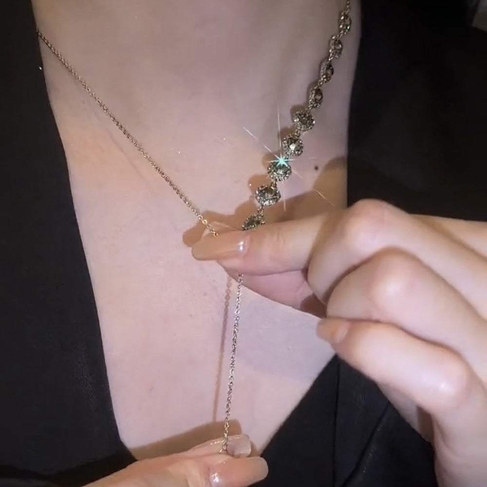 Anspruchsvolle Luxus-Halskette. Verstellbare Schlüsselbein-Halskette mit Kristall-Strasssteinen für Damen, neuer Trend, stilvolle und vielseitige Halskette