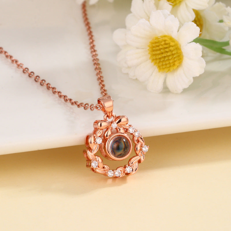 Schmetterlingsgirlanden-Halskette mit verstecktem Foto