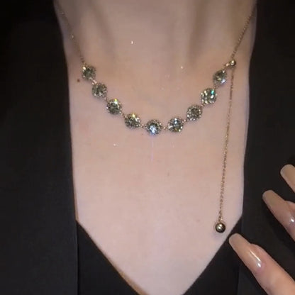 Anspruchsvolle Luxus-Halskette. Verstellbare Schlüsselbein-Halskette mit Kristall-Strasssteinen für Damen, neuer Trend, stilvolle und vielseitige Halskette