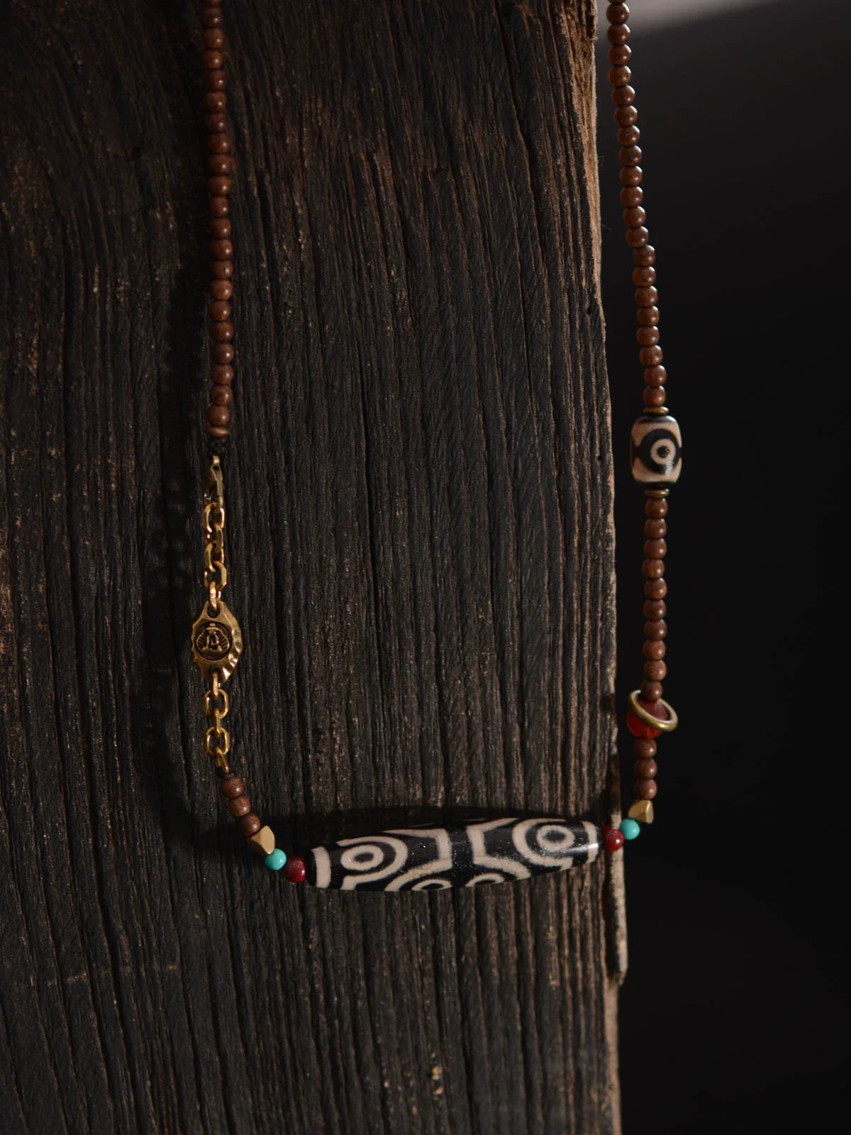 Pendentif perles dzi tibétaines en bois de santal doré 58 mm